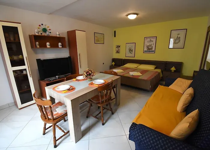 With A Parking Space - 15757 * פולה